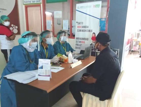 Salah satu peserta vaksinasi perdana di Kabupaten Maluku Tenggara memberikan keterangan kepada vaksinator di RSUD Karel Sadsuitubun Langgur, Jumat (29/1/2021). Foto: Fredy Jamrewav