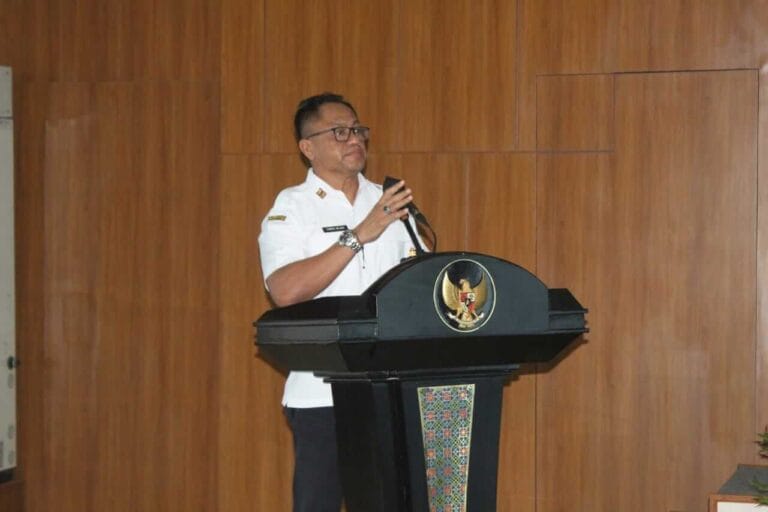 Sekretaris Daerah Provinsi Maluku Kasrul Selang membuka Forum Konsultasi Publik Rancangan Awal Rencana Kerja Pemerintah Daerah (RKPD) Provinsi Maluku Tahun 2022, di lantai 7 Kantor Gubernur Maluku, Rabu (17/2/2021). Foto: Humas Maluku