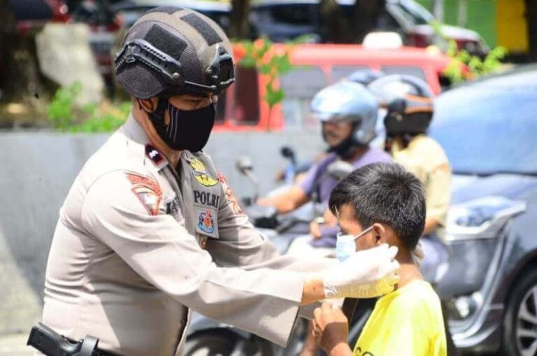 Personil Brimob Maluku Bagikan Ratusan Masker