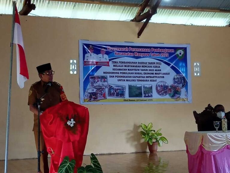 Bupati Maluku Tenggara Muhammad Thaher Hanubun membuka Musrenbangcam Manyeuw di Balai Ohoi Namar, Senin (15/2/2021). Foto: Fredy Jamrewav