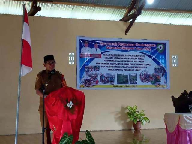 Bupati Maluku Tenggara Muhammad Thaher Hanubun membuka Musrenbangcam Manyeuw di Balai Ohoi Namar, Senin (15/2/2021). Foto: Fredy Jamrewav