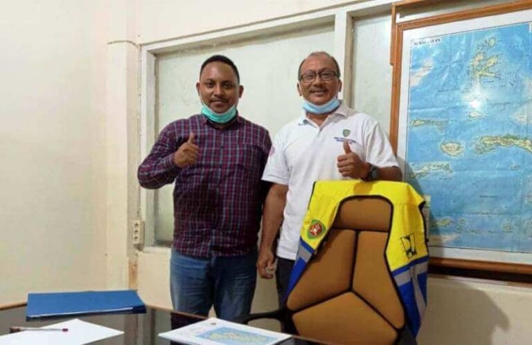Anggota DPRD Kabupaten Maluku Tenggara Cristo Beruat bersama Kasi Jalan Dinas PUPR Provinsi Maluku Richard Sopamena. Foto: Dokpri