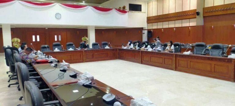 Tim I Pengawasan Covid Bidang Kesehatan DPRD Provinsi Maluku menolak penjelasan Direktur RSUD Ishak Umarella, dr. Dwi Murti Nuryanti, lantaran data yang diberikan pihak rumah sakit terkesan amburadul. Foto: Chintia Samangun
