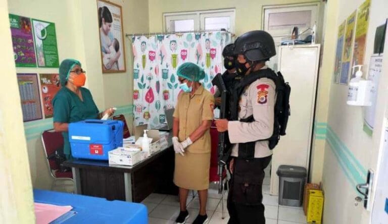 Hari ini, Selasa (9/2/2021), Aiptu I Ketut bersama dua anggota menyambangi Puskesmas Waihaong yang terletak di Desa Waihaong, Kota Ambon. Foto: Chintia Samangun