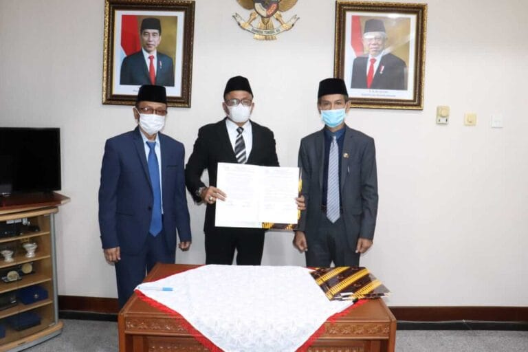 Gubernur Maluku Murad Ismail menetapkan dua sektretaris daerah (Sekda) sebagai Pelaksana Harian (Plh) Bupati untuk Kabupaten Seram Bagian Timur dan Kabupaten Kepulauan Aru, mengingat sampai batas akhir pejabat yang lama, belum ada penetapan Bupati dan Wakil Bupati Definitif. Penyerahan Kawat Gubernur di ruang kerja Sekda Maluku, Rabu (17/2/2021). Foto: Humas Maluku