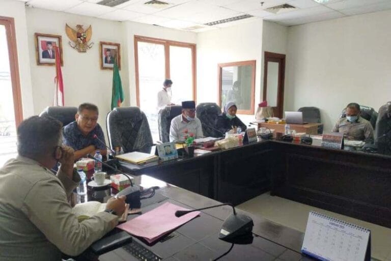 Ketua Komisi I Amir Rumra mempimpin pertemuan di ruang Komisi I, Selasa (16/2/2021), membahas situasi Kamtibmas Kota Ambon paska terjadinya insiden penusukan Husein Suat yang terjadi di kawasan Jembatan Merah Putih (JMP) Poka. Foto: Chintia Samangun