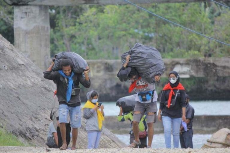 Memperingati Hari Peduli Sampah Nasional (HPSN), sebanyak 52 pemuda/pemudi yang terhimpun dalam lima organisai pecinta alam di Kota Tual dan Maluku Tenggara melakukan aksi bersih sampah di Jembatan Savsiuw-Taar, Minggu (21/2/2021). Foto: Orion