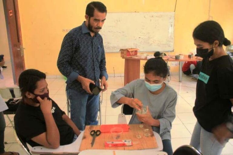 Mahasiswa Polikant Belajar Membuat Cinderemata Berbahan Resin