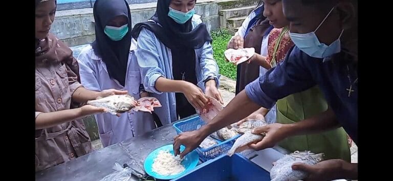 Mahasiswa Polikant Belajar Cara Penggaraman Ikan Kering dan Basah Mahasiswa Polikant Belajar Cara Penggaraman Ikan Kering dan Basah