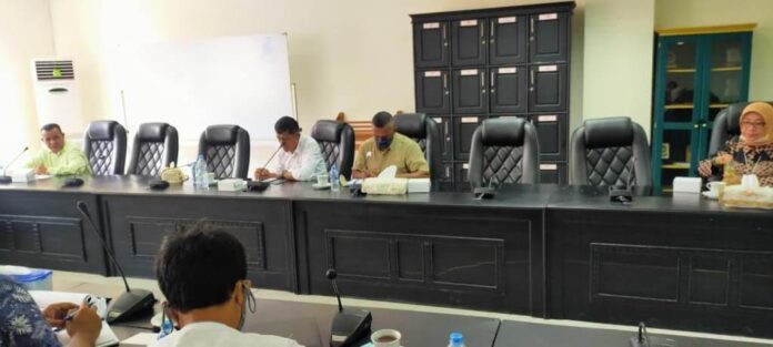 DPRD dan Pemerintah Provinsi Maluku membahas Program Pembentukan Peraturan Daerah (Propemperda) tahun 2021. Foto: Chintia Samangun
