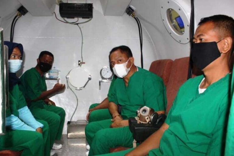 Sekretaris Daerah Provinsi Maluku Kasrul Selang mendatangi RSUP dr. J. Leimena, Senin (15/2/2021), untuk menjalani Terapi Oksigen Segar di Ruang Pusat Layanan Kemaritiman Hyperbaric usai menyelam di akhir pekan kemarin. Foto: Humas Maluku