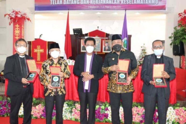 Sekjen Kemenag RI H. Nizar Ali didampingi Gubernur Maluku Murad Ismail, resmi membuka Sidang Sinode Gereja Protestan Maluku (GPM) ke-38, Minggu (7/2/2021) di Gedung Gereja Maranatha, Ambon. Foto: Humas Maluku