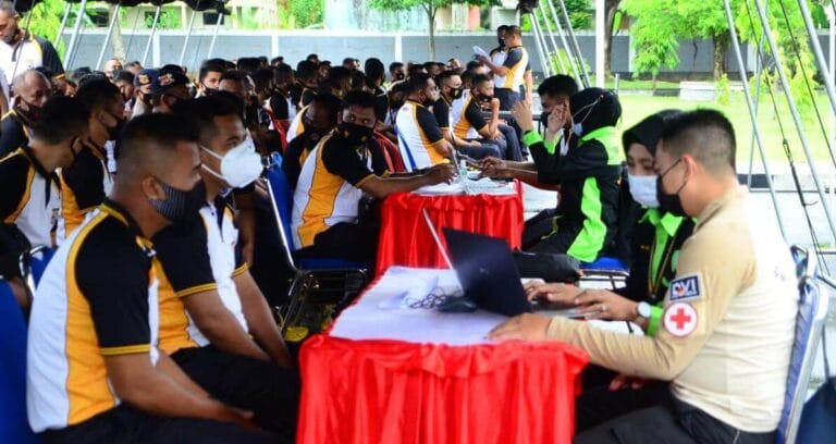 300 Personil Brimob Maluku Disuntik Vaksin Covid-19 Tahap Pertama.