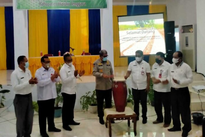 Bupati Maluku Tenggara Muhammad Thaher Hanubun membuka kegiatan forum perangkat daerah Dinas Ketahanan Pangan dan Pertanian di Aula RRI Pratama Tual, Rabu (3/3/2021). Foto: Labes Remetwa