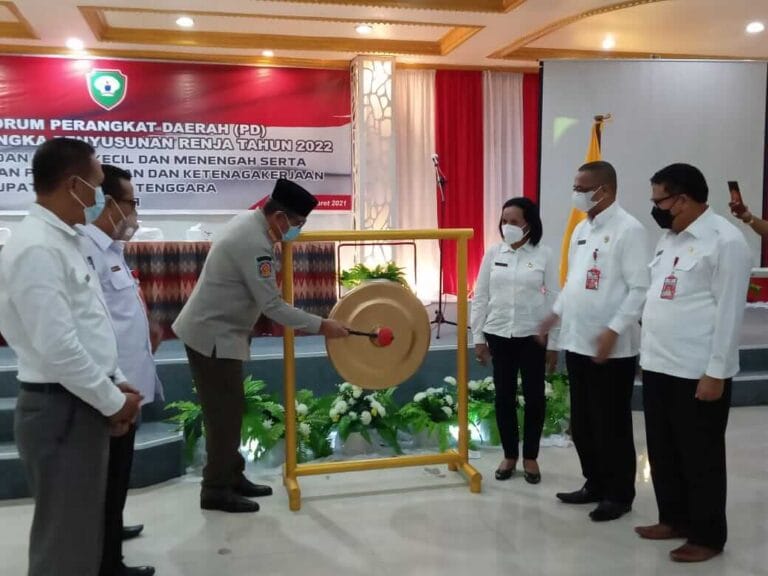 Pemerintah Kabupaten Maluku Tenggara menggelar Forum Perangkat Daerah dalam rangka penyusunan Rencana Kerja (Renja) tahun 2022 Dinas Koperasi, Usaha Kecil dan Menengah, serta Dinas Perindustrian, Perdagangan, dan Ketenagakerjaan di Ballroom Kimson Centre, Rabu (3/3/2021). Foto: Fredy Jamrewav