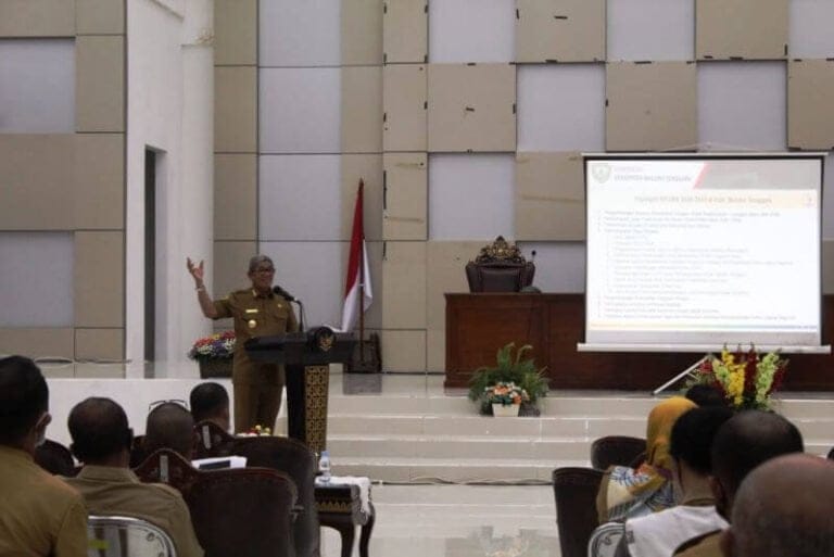 Bupati Maluku Tenggara Muhammad Thaher Hanubun menilai pemberlakuan Sistem Informasi Pembangunan Daerah (SIPD) pada lingkup Pemkab Malra belum berjalan optimal. Hal tersebut disampaikan saat Rapat Koordinasi Perencanaan Pembangunan Daerah di Aula Kantor Bupati Malra, Senin (1/3/2021). Foto: Labes Remetwa