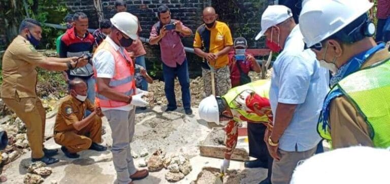 Pembangunan rumah baru di kawasan kawasan Kiom Bawah, Yervuan, Fidawot dan Apolo Puncak itu, ditandai dengan launching kawasan perumahan terintegrasi dan peletakan batu pertama oleh Wali Kota Tual Adam Rahayaan di Wearhir, Kecamatan Dullah Selatan, Selasa (2/3/2021). Foto: Ludwiena Maturbongs