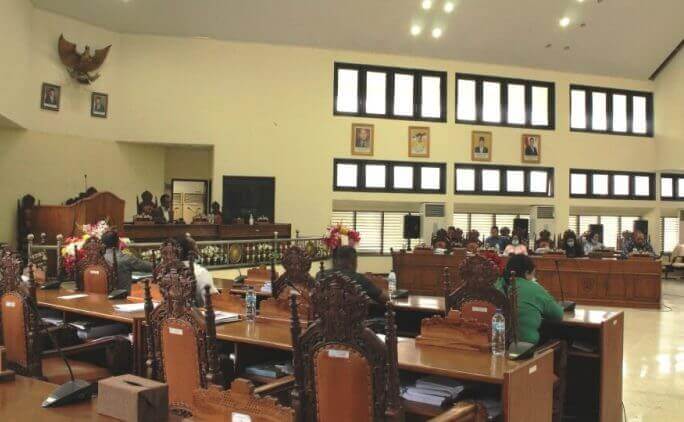 Suasana rapat Badan Anggaran dengan Tim Anggaran Pemerintah Daerah (TPAD) di ruang sidang utama DPRD Malra, Kamis (4/3/2021). Foto: Labes Remetwa