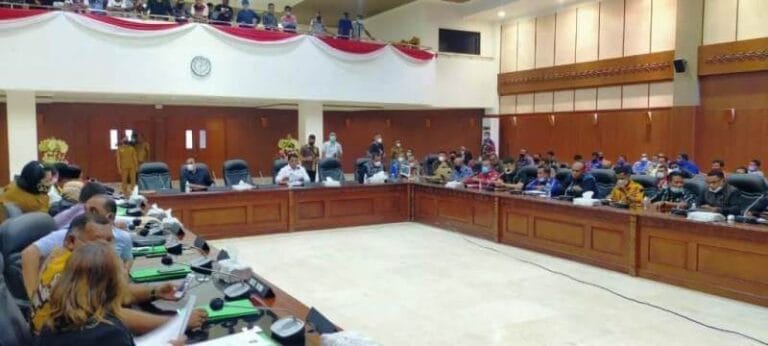 Ketua DPRD Provinsi Maluku Lucky Wattimury memimpin pertemuan dengan rombongan Pemda KKT di ruang paripurna DPRD Maluku, Senin (15/3/2021). Foto: Chintia Samangun