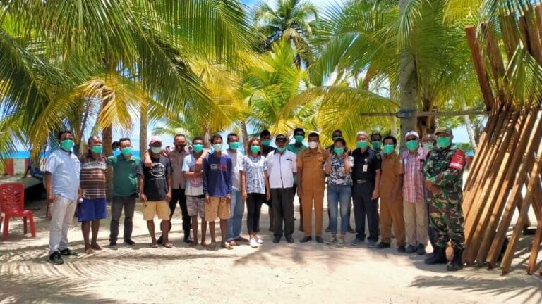 Kantor Cabang Dinas Kelautan dan Perikanan Provinsi Maluku Gugus Pulau VIII Kepulauan Kei menggandeng mitra menggelar sosialisasi dan diskusi tentang pelestarian penyu di Ohoi Ohoidertutu, Kecamatan Kei Kecil Barat, Selasa (23/3/2021). Foto: Labes Remetwa