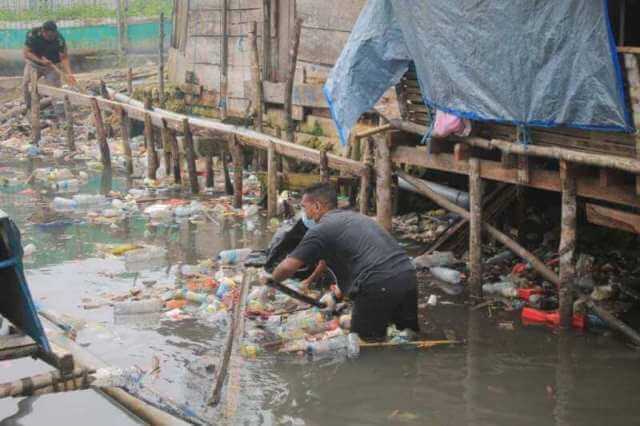 Kumpulan pemuda-pemudi Kei yang menamakan dirinya “Angka Sampah” melakukan aksih bersih di pesisir pantai Fidabot, Desa Tual, Kecamatan Dullah Selatan, Kota Tual, Sabtu (13/3/2021). Foto: Labes Remetwa