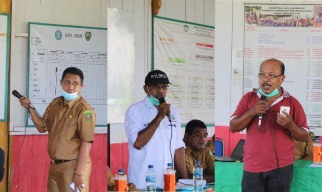 Sosialisasi dan diskusi tentang pelestarian penyu di Ohoi Ohoidertom, Senin (22/3/2021). Kiri ke kanan: Kasie Perikanan Kantor Cabang Dinas Kelautan dan Perikanan Provinsi Maluku Gugus Pulau VIII Kepulauan Kei Jeffry Alfons, Kepala Resort Konservasi Sumber Daya Alam (KSDA) Tual Yopi Yamlean, dan budayawan Kei/peneliti Anton Ohoira. Foto: Labes Remetwa