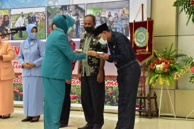 Pemda Malra melalui Dinas Pengendalian Penduduk dan Keluarga Berencana (DPPKB) mencanangkan Motivator MKJP (Metode Kontrasepsi Jangka Panjang) serta pemberian Penghargaan Kepada tiga pasangan Akseptor KB, di Aula kantor Bupati