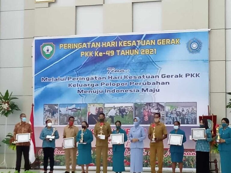 TP PKK mengumumkan pemenang lomba Hari Kesatuan Gerak (HKG).