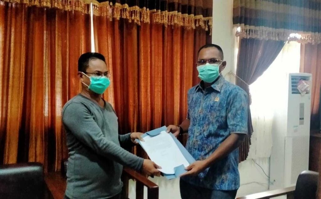 Ketua DPRD Kabupaten Maluku Tenggara Minduchri Kudubun bersama anggota menerima pernyataan sikap Aliansi Masyarakat Peduli Maluku Tenggara (AMPMT) di ruang kerja ketua DPRD, Senin (15/3/2021). Foto: Labes Remetwa