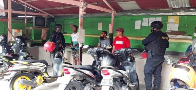 Personil Brimob Sambangi Pangkalan Ojek Ingatkan Warga Patuhi Prokes