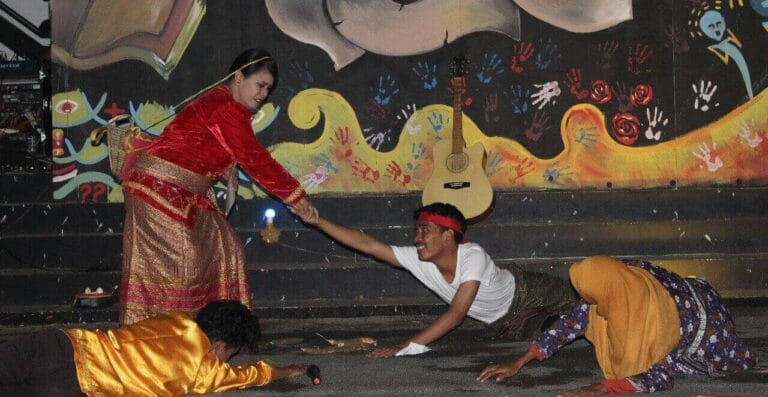 Teatrikal Puisi Kei dalam peradaban hukum adat larvul Ngabal Foto: Fredy Jamrevav