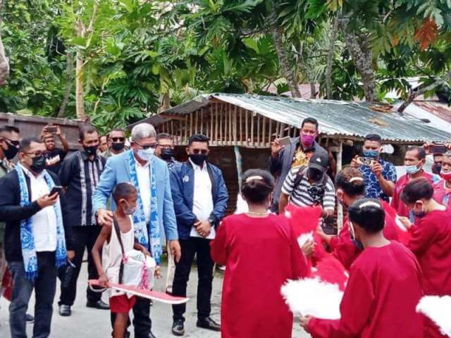 Warga Ohoi Werka, Kecamatan Kei Besar menyambut hangat kedatangan Bupati Maluku Tenggara, Minggu (14/3/2021). Foto: Fredy Jamrewav