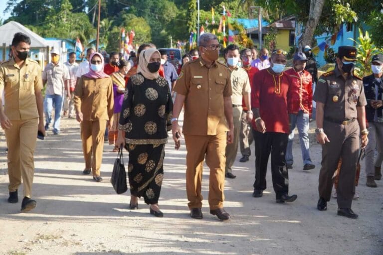 Bupati didampingi Kepala Kejaksaan Negeri Tual, dan Ketua PKK mengantar "Yelim" atau bantuan kepada keluarga imam baru di Ohoi (Desa) Ohoinol, Kecamatan Kei Kecil Timur, Selasa (27/4/2021). Foto: Chemo Labetubun