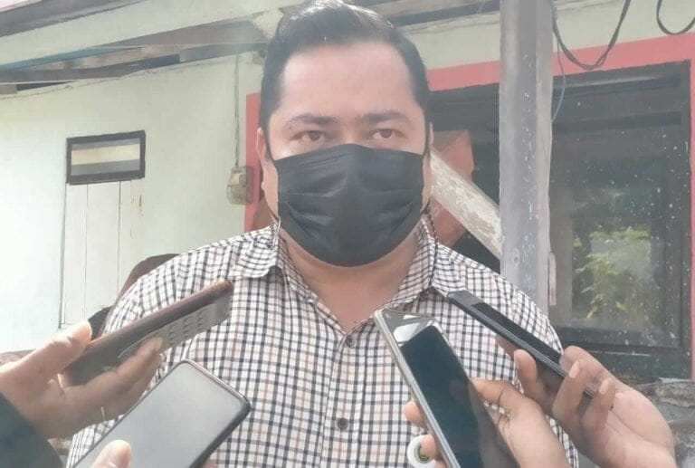 Kepala Badan Pengelola Perbatasan Daerah (BPBD) Kabupaten Maluku Tenggara Daniel Kusapy bersama tim ke Kei Besar meninjau pembangunan kecamatan Lokpri. Foto: Labes Remetwa