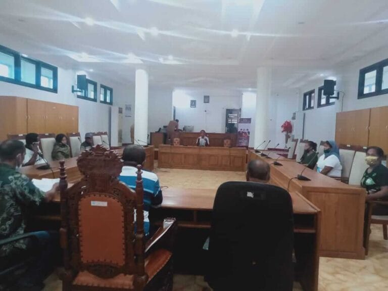 Dewan Perwakilan Rakyat Daerah (DPRD) Kabupaten Maluku Tenggara menerima aduan warga terkait bantuan sosial tunai di ruang rapat komisi III.