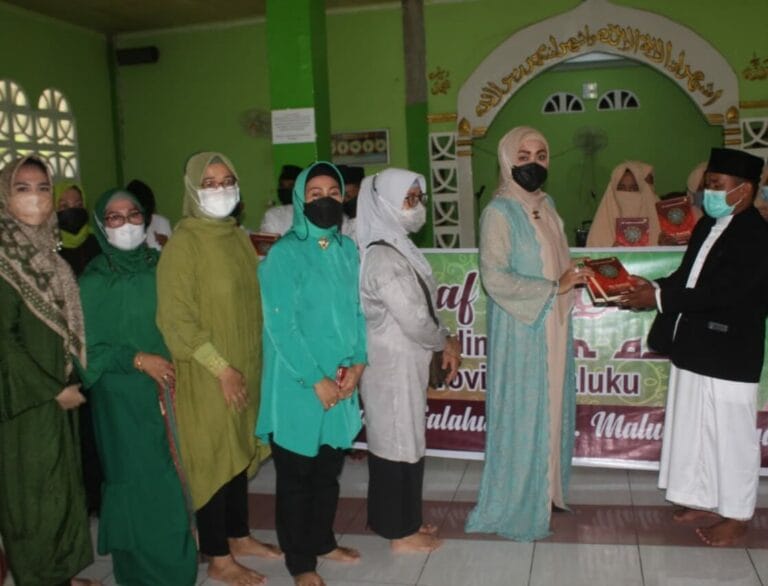 Bersama Santri, Isteri Gubernur Maluku Kembali Berbagi Berkah Ramadhan
