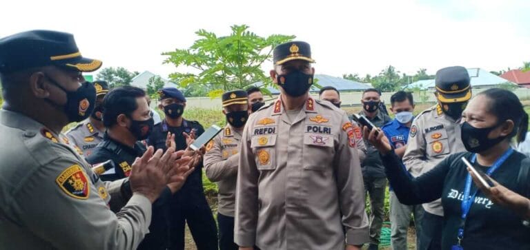 Kapolda Maluku, Irjen Pol Drs. Refdi Andri saat diwawancaria awak media, Senin (12/04/21). Foto: Mey Maturbongs