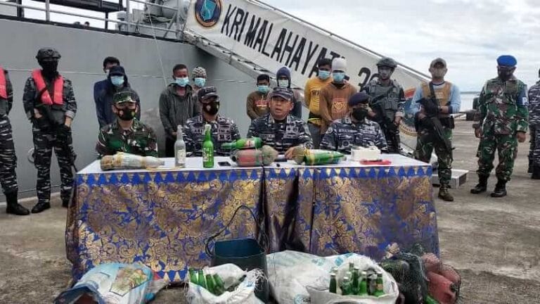 KRI Malahayati 362 Tangkap Kapal Pengebom Ikan