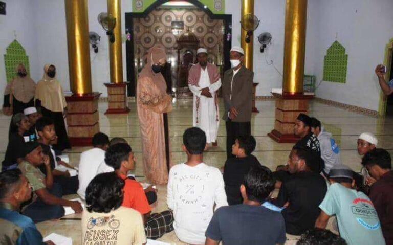 Turun ke Dua Lokasi, Ketua MT Nur Asiah Widya MI Berbagi Makanan Sahur Bersama Warga
