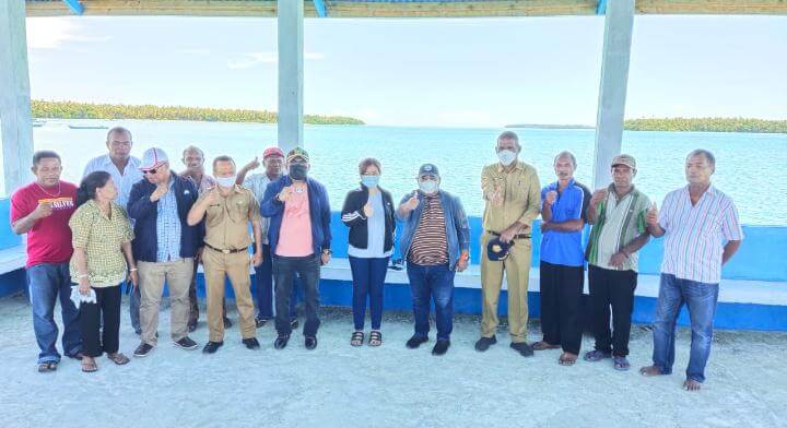 Wakil Ketua II DPRD Kabupaten Maluku Tenggara Yohanis Bosko Rahawarin, bersama anggota tim pansus, Aher Ohnoly, dan Ludofika Ohoiulun, Hadir pula Dinas Perhubungan dan Camat Kei Kecil Barat (KKB).