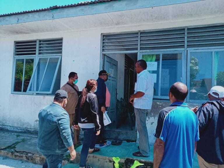 Para Legislator diantar untuk meninjau bangunan Puskesmas bantu (Pustu),Tiang listrik, Sekolah dan Talut. Foto : Fredy Jamrevav