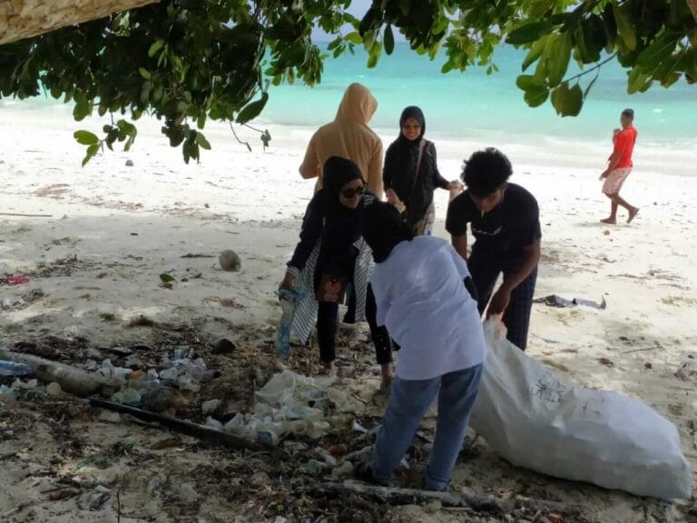 Peduli Lingkungan, Pemuda Ohoililir Gandeng Remas Tam Dan Gennpari Bersihkan Ngur sarnadan