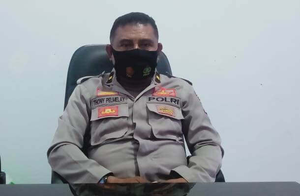 Wakil Kapolsek Kei Kecil Thony Pelmelay, saat diwawancari reporter suaradamai.com diruang kerjanya. Jumat (21/5/2021) Foto: Fredy Jamrevav