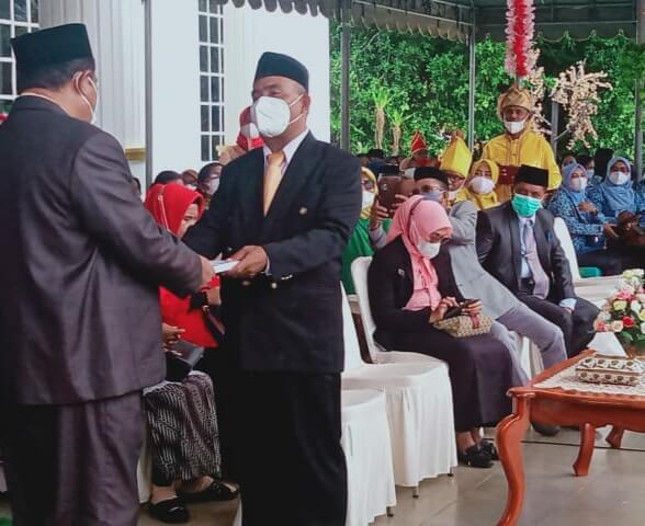 Disdikbut menyerahkan hasil rangkuman kurikulum Mulok kepada Wali Kota Tual Adam Rahayaan