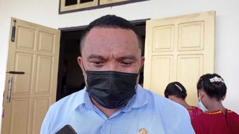 Anggota DPRD Kabupaten Maluku Tenggara Benedict Fadly Renjaan, saat diwawancarai terkait produk pangan lokal yang diselenggearakan di Ohoi Ohoira Kei. Kecil.Kab Malra, Rabu (19/5/2021). Foto:Labes Remetwa