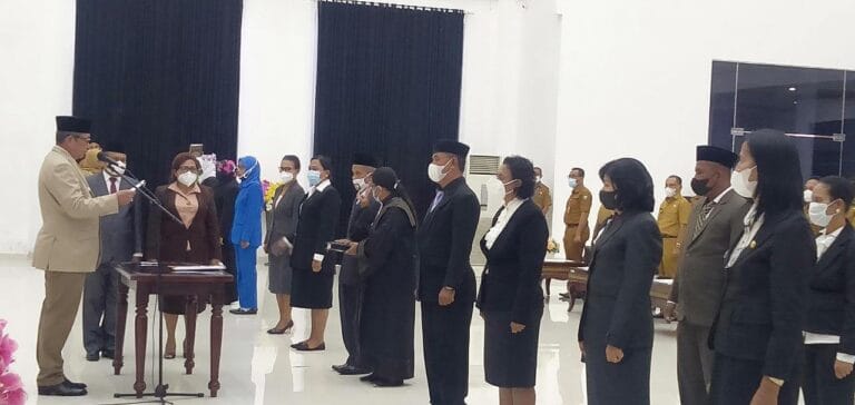 Lantik 16 Kepala Sekolah, Hanubun: Jangan Ada Kepentingan Lain, Apalagi Politik Lantik 16 Kepala Sekolah, Hanubun: Jangan Ada Kepentingan Lain, Apalagi Politik