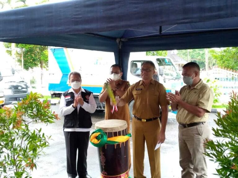 Sekretaris Daerah (Sekda) Provinsi Maluku Kasrul Selang melepas pasar murah mobile, di halaman Kantor Gubernur Maluku, Senin (3/5/2021). Foto: Chintia Samangun