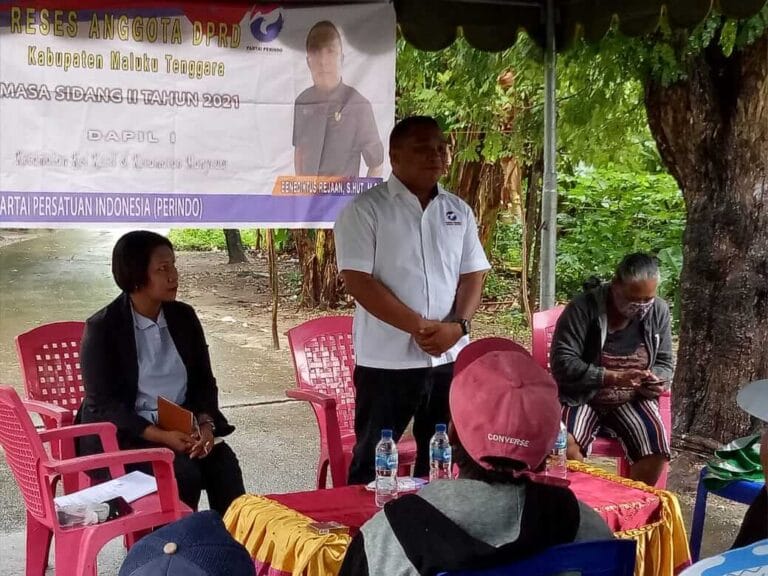Reses II tahun 2021, Anggota Komisi II DPRD Kabupaten Maluku Tenggara Benedict Fadly Rejaan lebih fokus pada Data Terpadu kesejahteraan Sosial (DTKS), Kamis (27/5/2021). Foto:Fredy Jamrevav