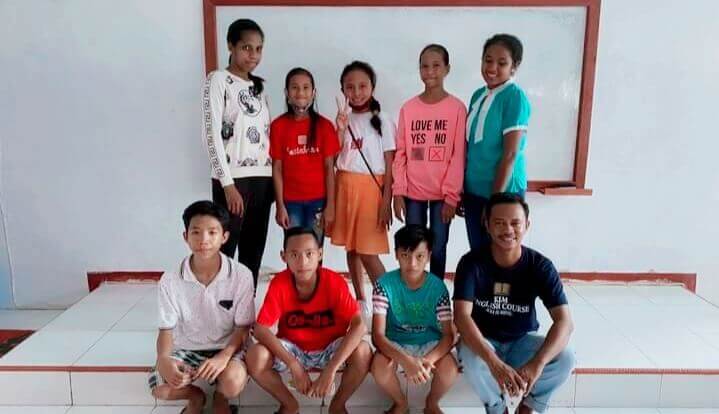 Fridolin Kadmaer Buka Kelas Bahasa Inggris Gratis bagi Anak-Anak Kurang Mampu