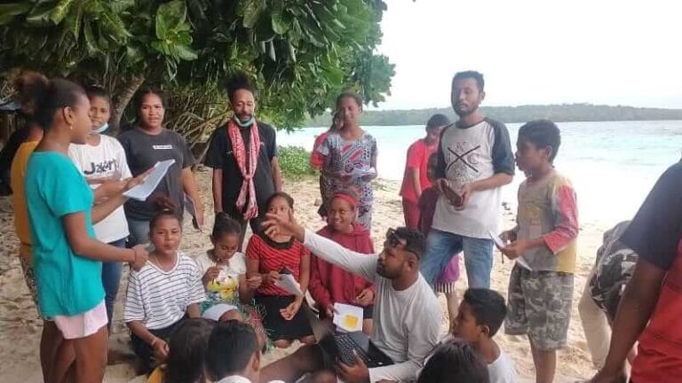 Relawan Gerakan Kei Cerdas (GKC) mengajar sekolompok anak berbalas pantun. Kegiatan dipusatkan di pantau Ngur Vat Namsir, Sabtu (15/5/2021). Foto: Labes Remetwa